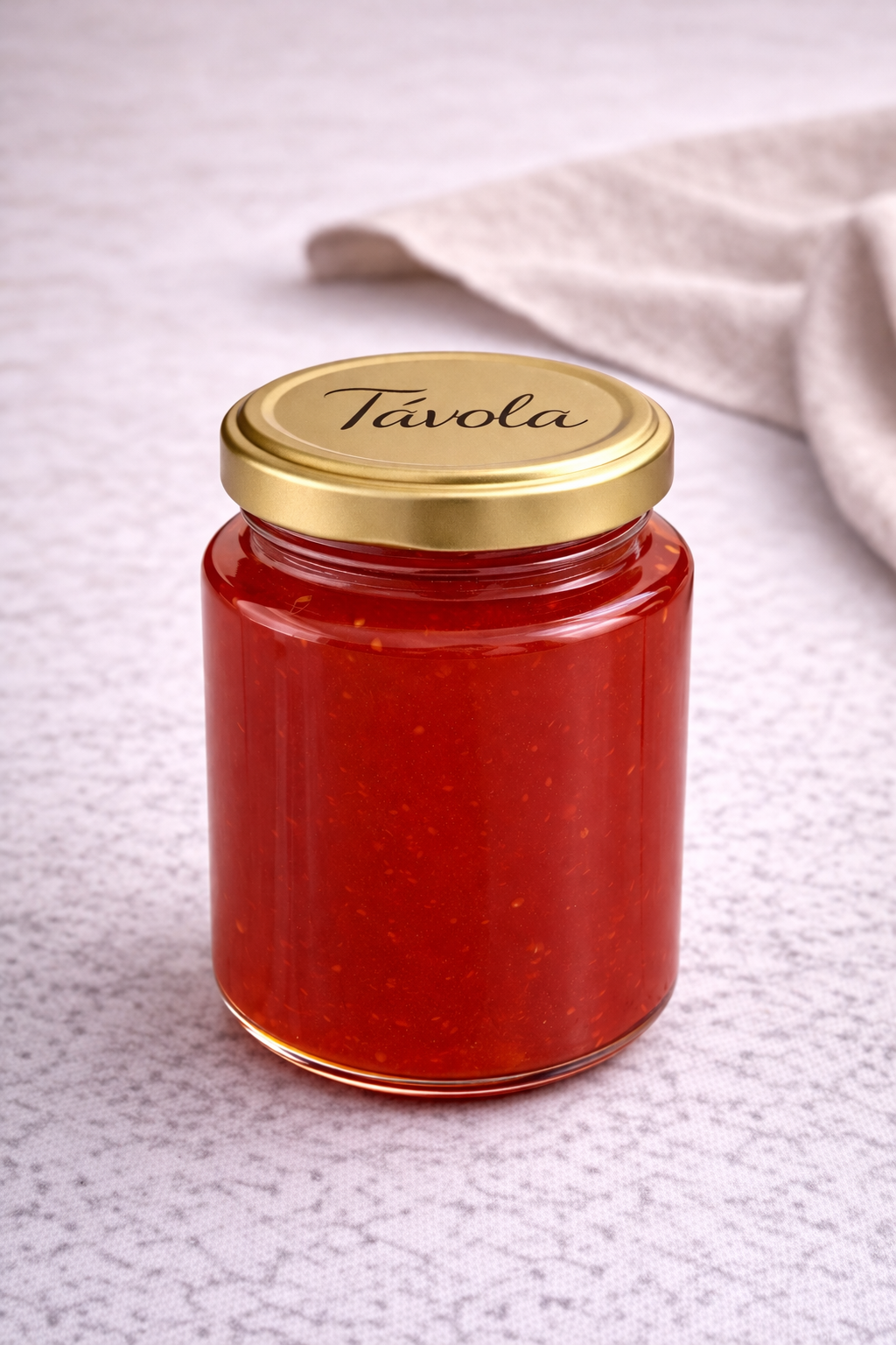 Pote de geleia de pimenta da Tavola sobre uma bancada clara.